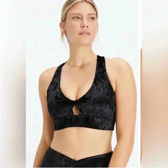 NWT Fabletics Oasis Crushed Velour Twist Sports Bra in Black Sz 4X - Picture 1 of 9